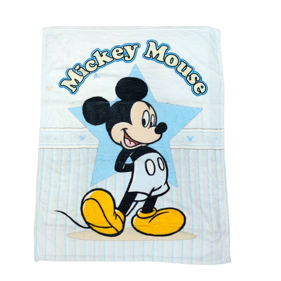 Copertina da neonato per culla e maxiculla in morbido micropile bianco e azzurro firmata Disney by Ellepi, con maxi stampa di Topolino su sfondo bianco.