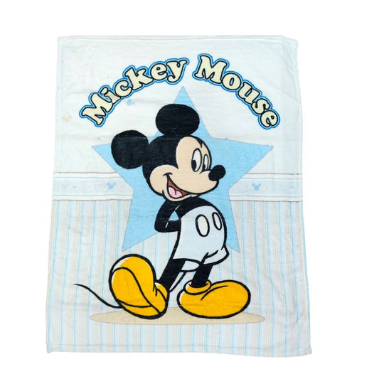 Copertina da neonato per culla e maxiculla in morbido micropile bianco e azzurro firmata Disney by Ellepi, con maxi stampa di Topolino su sfondo bianco.