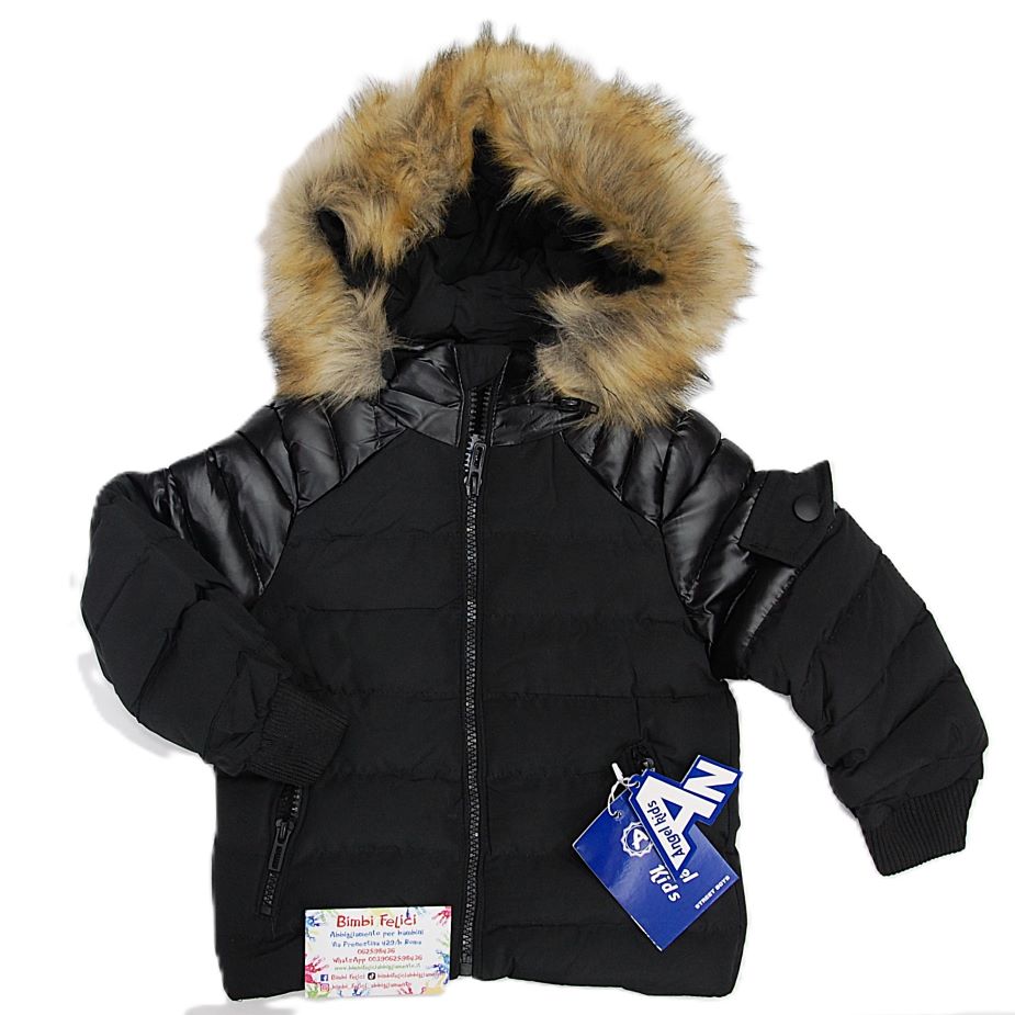 Giaccone invernale da bambino nero firmato Angel Kids, con design bimaterico lucido e opaco, cappuccio con bordo in folta ecopelliccia e polsini neri, su sfondo bianco.