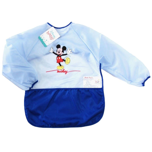 Grembiule bavaglino antimacchia a maniche lunghe da bambino in poliestere impermeabile azzurro, con stampa di Topolino, scritta Mickey rossa e tasca inferiore blu, su sfondo bianco.