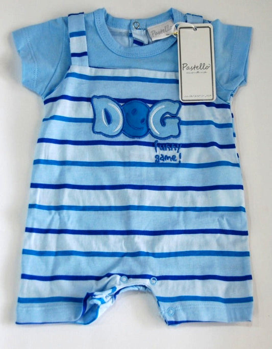 Pagliaccetto in cotone neonato con finta salopette e scritta "DOG funny game!" su fondo a righe celeste azzurro e blu