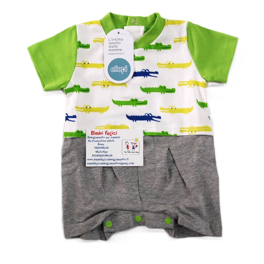 Pagliaccetto da neonato in cotone estivo con coccodrilli colorati su fondo bianco e parte inferiore grigia.