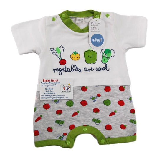 Pagliaccetto da neonato in cotone estivo con ortaggi disegnati su fondo bianco nella parte superiore e fondo grigio nella parte inferiore.
