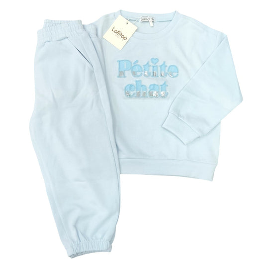 Completo tuta leggera da bambina due pezzi di colore azzurro pastello firmato Lollitop Style, in tessuto non felpato con scritta ricamata Petite chat e strass.