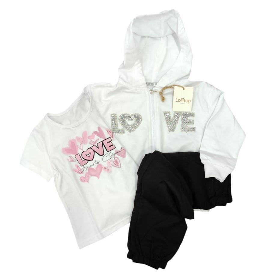 Completo tre pezzi da bambina Lollitop Style composto da un giubbino bianco leggero con cappuccio e scritta LOVE in strass, una t-shirt bianca con cuori rosa e un pantalone jogger nero, disposti su sfondo bianco.