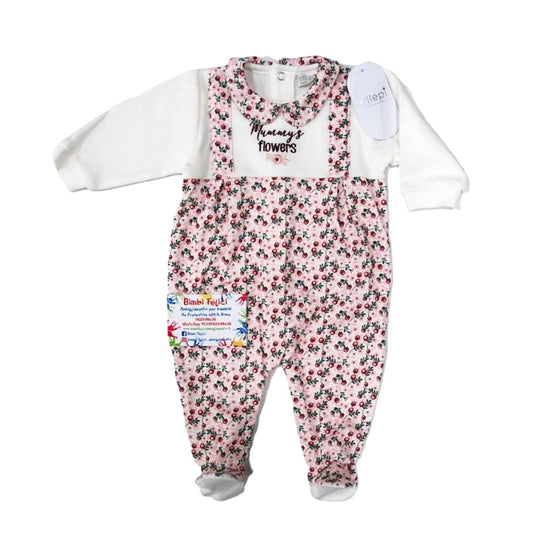 Tutina intera da neonata in caldo cotone interlock firmata Ellepi, con stampa floreale rosa effetto salopette, colletto Peter Pan e scritta ricamata Mummy's flowers, disposta su sfondo bianco.