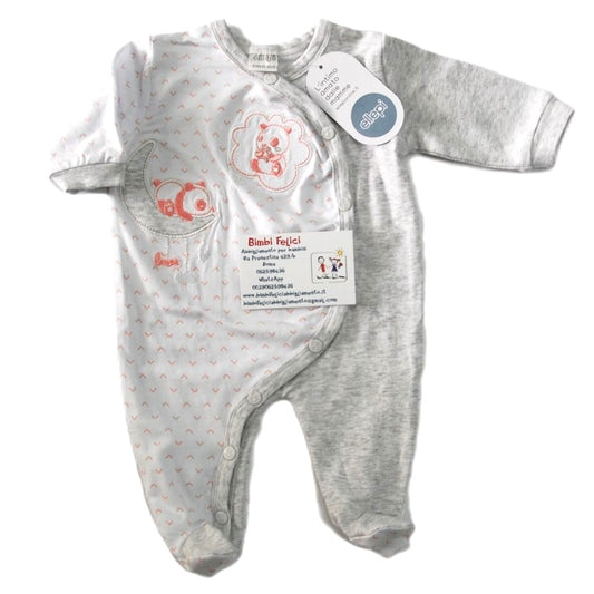 Tutina lunga da neonata distribuita da Ellepi, con apertura frontale asimmetrica a portafoglio, caratterizzata da un lato grigio melange e un lato bianco con micro motivi rosa e ricami di panda, disposta su sfondo bianco.