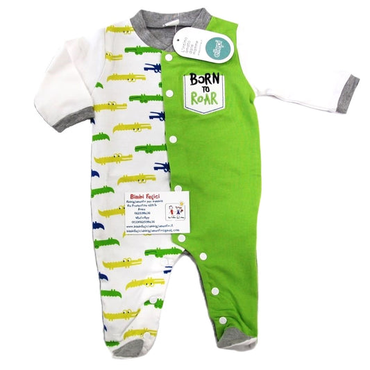 Tutina lunga da neonato distribuito da Ellepi con apertura frontale a bottoni, caratterizzata da un lato verde con finto taschino Born to roar e un lato bianco con piccoli coccodrilli colorati, disposta su sfondo bianco.