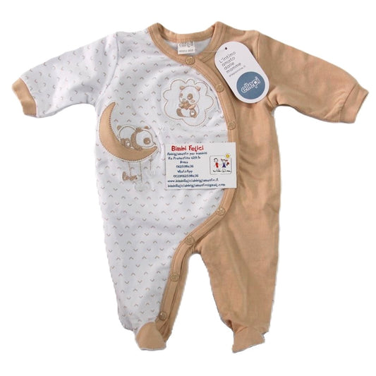 Tutina lunga da neonato distribuito da Ellepi, con apertura frontale asimmetrica a portafoglio, caratterizzata da un lato beige chiaro e un lato bianco con micro motivi beige e ricami di panda, disposta su sfondo bianco.