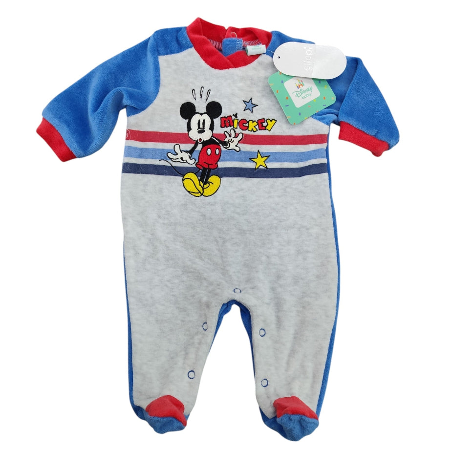 Tutina da neonato in ciniglia grigio melange e azzurro con dettagli rossi firmata Disney by Ellepi con stampa centrale di Topolino, fotografata su sfondo bianco.
